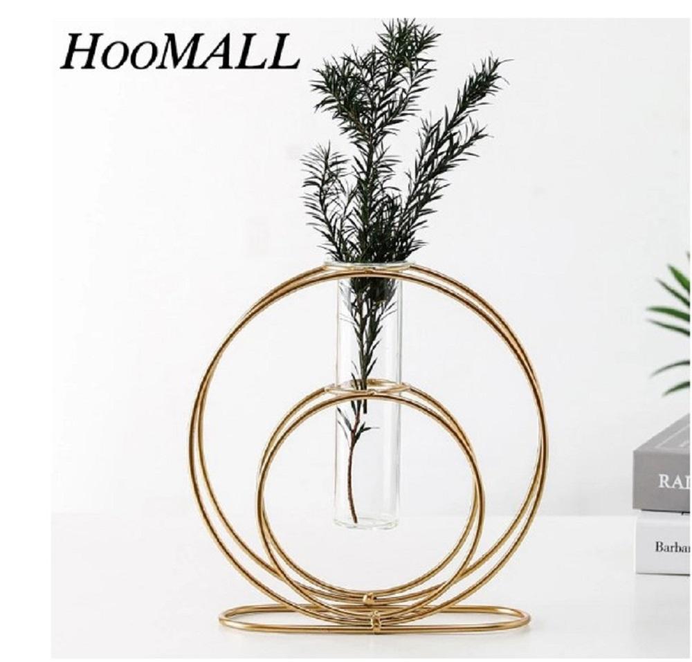 Modern Geometric Golden Iron Vase – Elegant Desktop & Living Room Decor Ideal for focusing on aesthetics and placement.